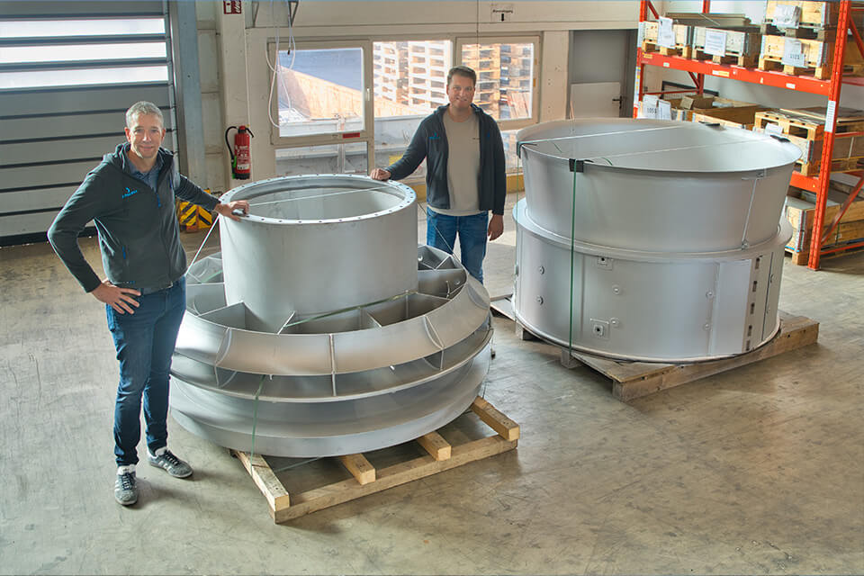 Grosse Gasturbine in Produktion beim Lohnfertiger SPALECK|Aufbau einer Gasturbine|Konstruktionsmechaniker fertigt eine große Gasturbine für die Energieversorgung|Detailansicht in eine Gasturbine - gerfertigt von SPALECK