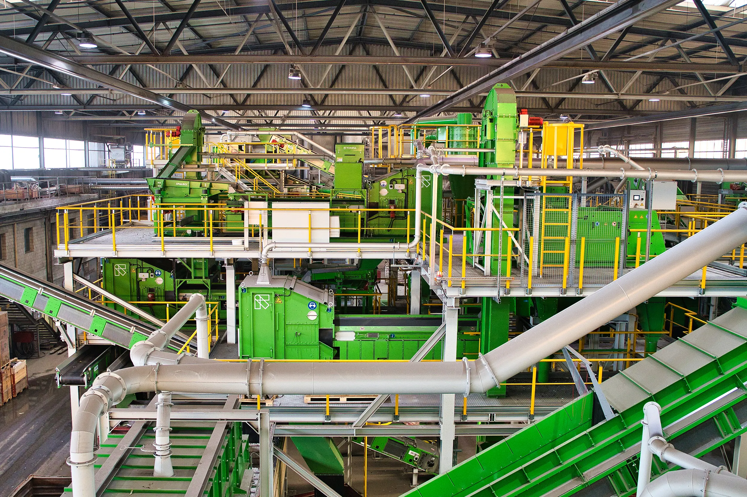 Hochmoderne Elektroschrott-Recyclinganlage mit SPALECK Siebmaschinen und Förderrinnen sowie TOMRA Sortiertechnik für WEEE