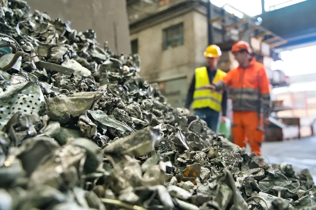 Recycelter Elektroschrott wird nach Material sortiert - hier sortenreines Aluminium