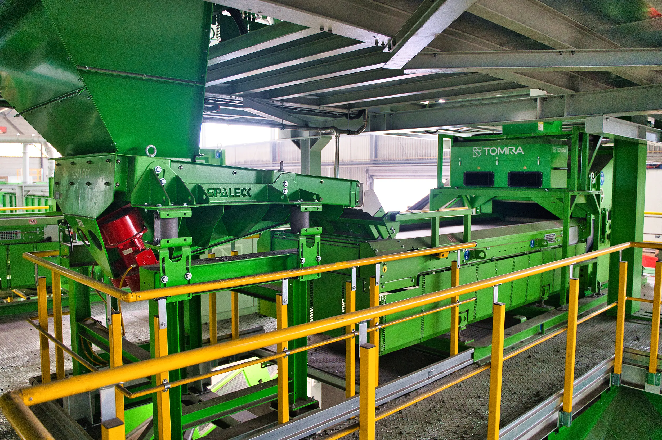 SPALECK Förderrinne versorgt ein TOMRA Sensortiergerät im Elektroschrottrecycling