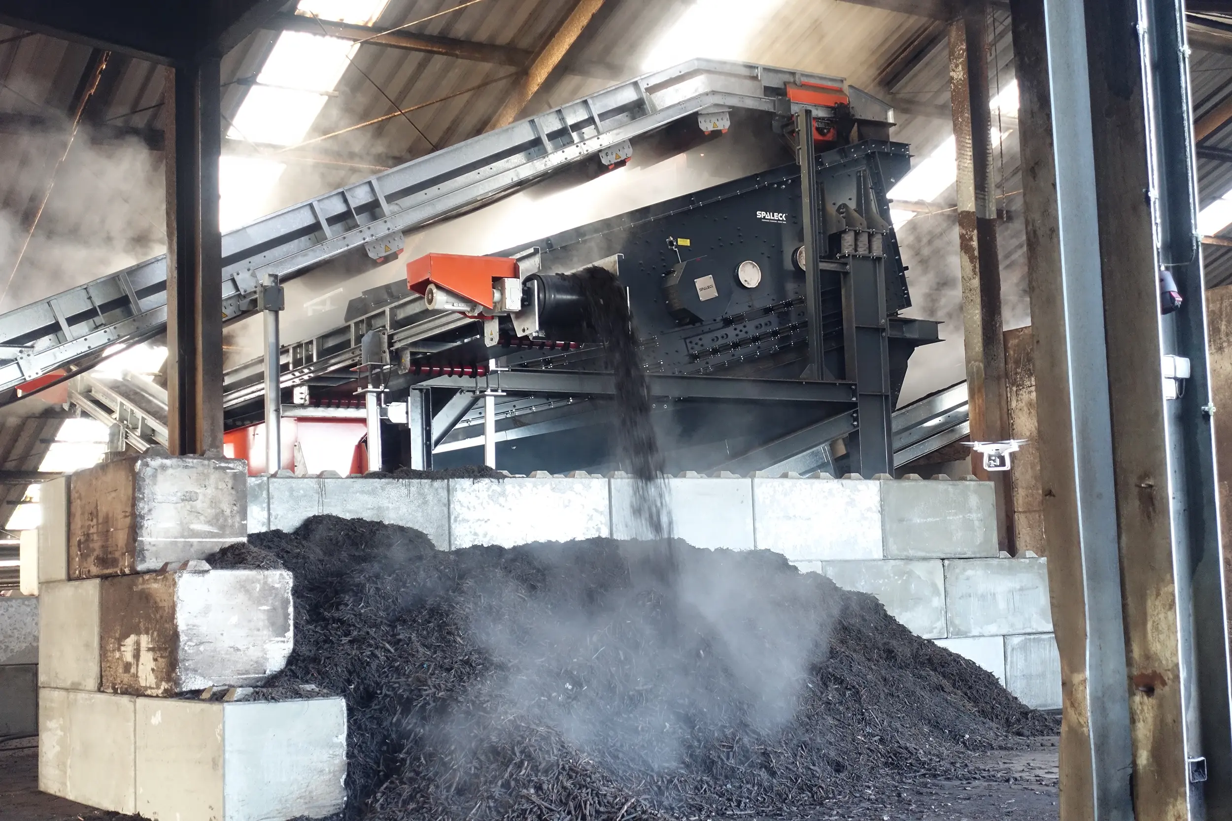 SPALECK Siebmaschine in der Kompostherstellung - hier bietet sie den Vorteil von sehr exakten Siebschnitten und sehr reduziertem Reinigungsaufwand