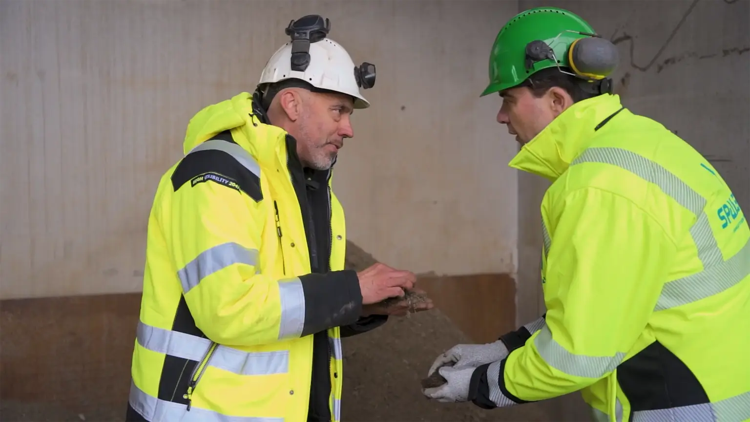Zwei Recyclingexperten begutachten die Feinabsiebung mit der SPALECK Spannwellensiebtechnik