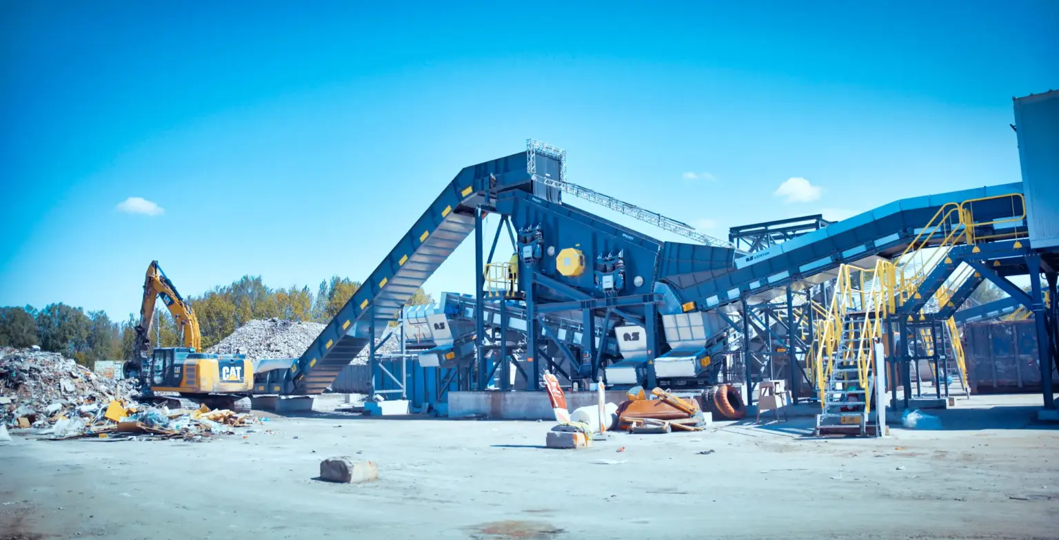 SPALECK 3D COMBI Siebmaschine mit Luftfederung SmartSUSPENSION in einer Recyclinganlage für Bauschutt und C&D Waste