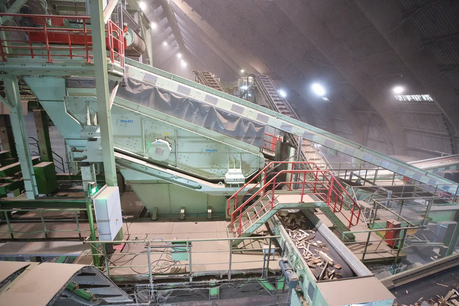 SPALECK Vibrationssiebmaschine in einer Altholz-Recyclinganlage. Die Siebmaschine klassiert das Material exakt nach Größe, damit nur passendes Material in die thermische Verwertung gelangt.