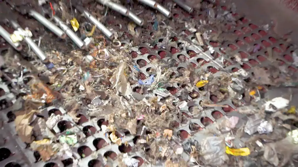 Blick auf das Siebdeck einer SPALECK Siebmaschine für Metallrecycling. Die Siebmaschine siebt dreidimensional und verhindert so, dass ungewollte Langteile in die Zielfraktion gelangen.