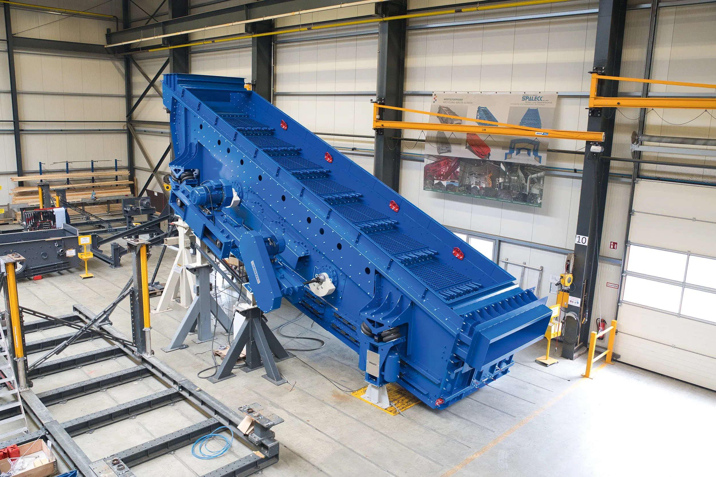 SPALECK Siebmaschine in der Produktion - dank des ModularDESIGN+ Prinzips wird jedes Sieb zu 100 % auf den Kunden angepasst