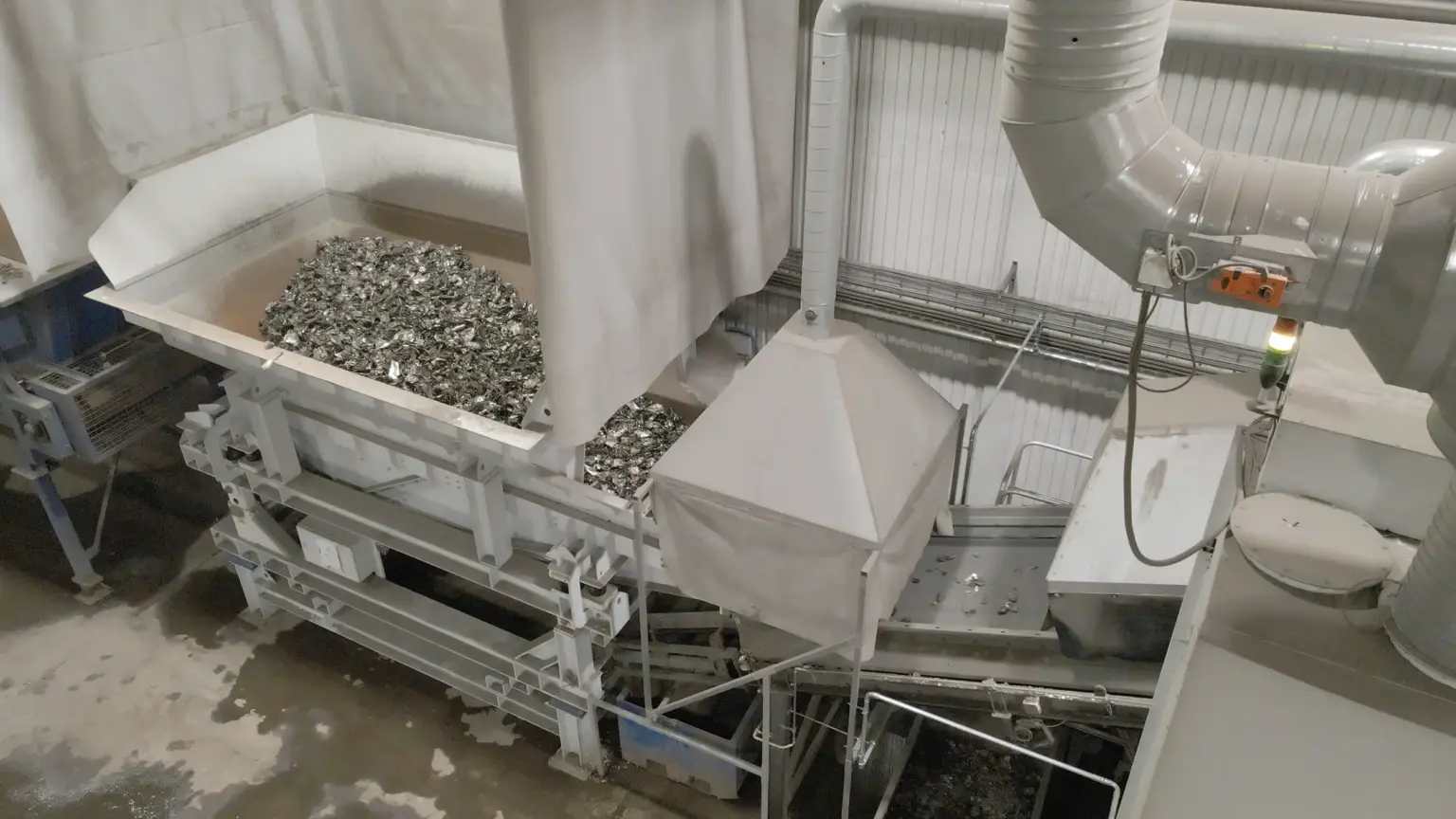 SPALECK ActiveFEED optimiert die Materialzufuhr in einer Recyclinganlage für Metall durch die konstante Materialzufuhr zu drei XRF-Sortierern