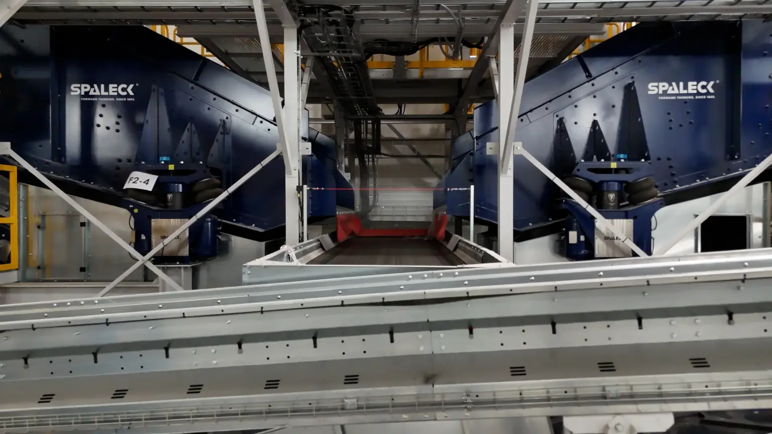 Zwei SPALECK Vibrationssiebmaschinen in einer Recyclinganlage für LDPE Material. Die beiden Siebmaschinen klassieren das Material nach Größe für die nachgelagerte NIR-Sortiertechnik.