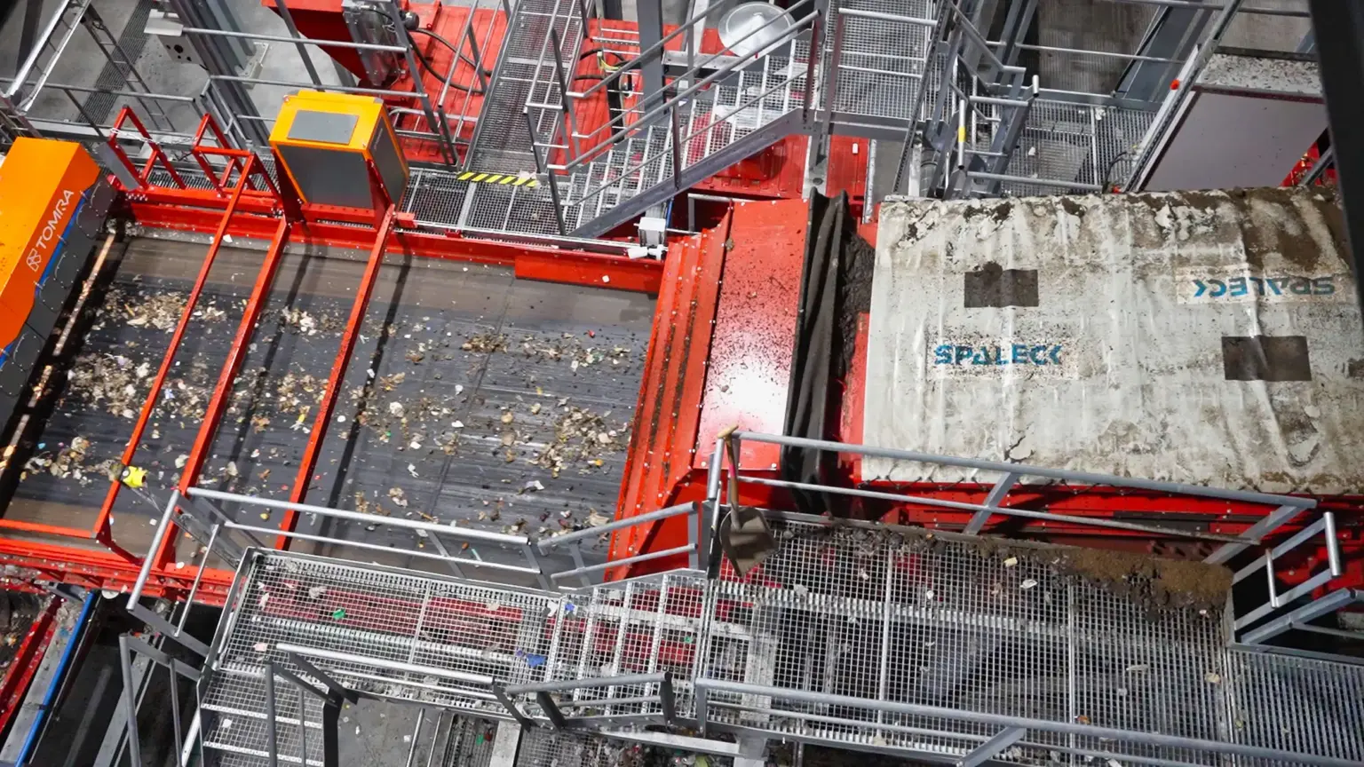 Spannwellensiebmaschine (Flip-Flow Sieb) vor einem Sortiergerät in einer Hausmüll-Recyclinganlage