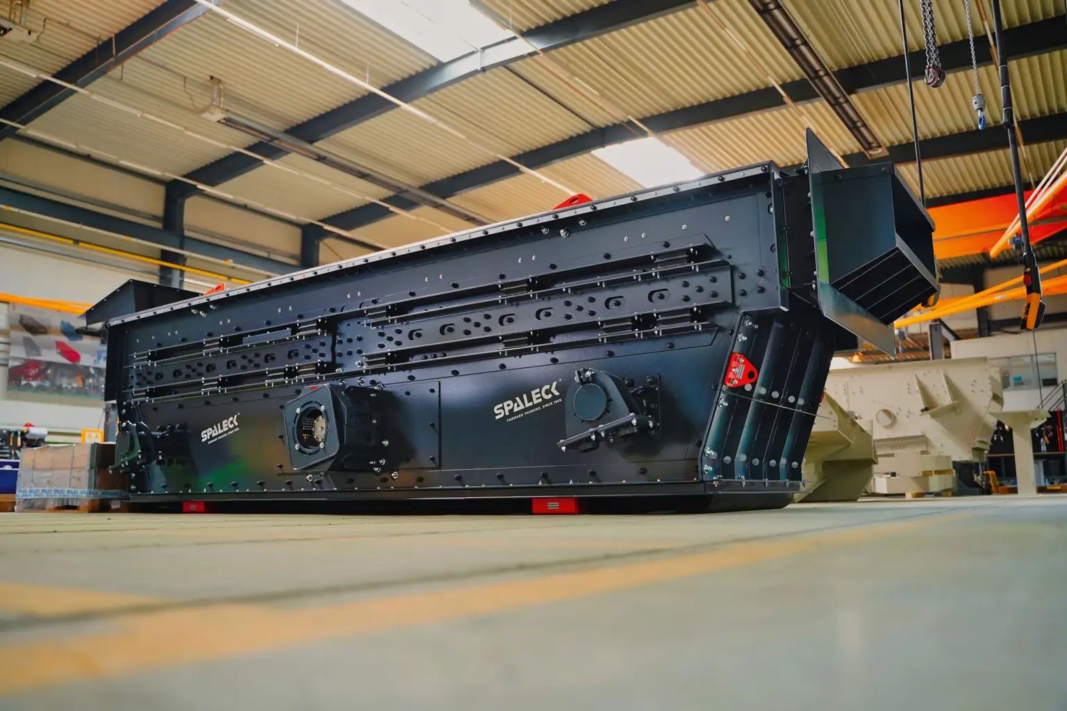 Spannwellensiebmaschine für Baumischabfall in der Produktionshalle vom Siebmaschinenhersteller SPALECK