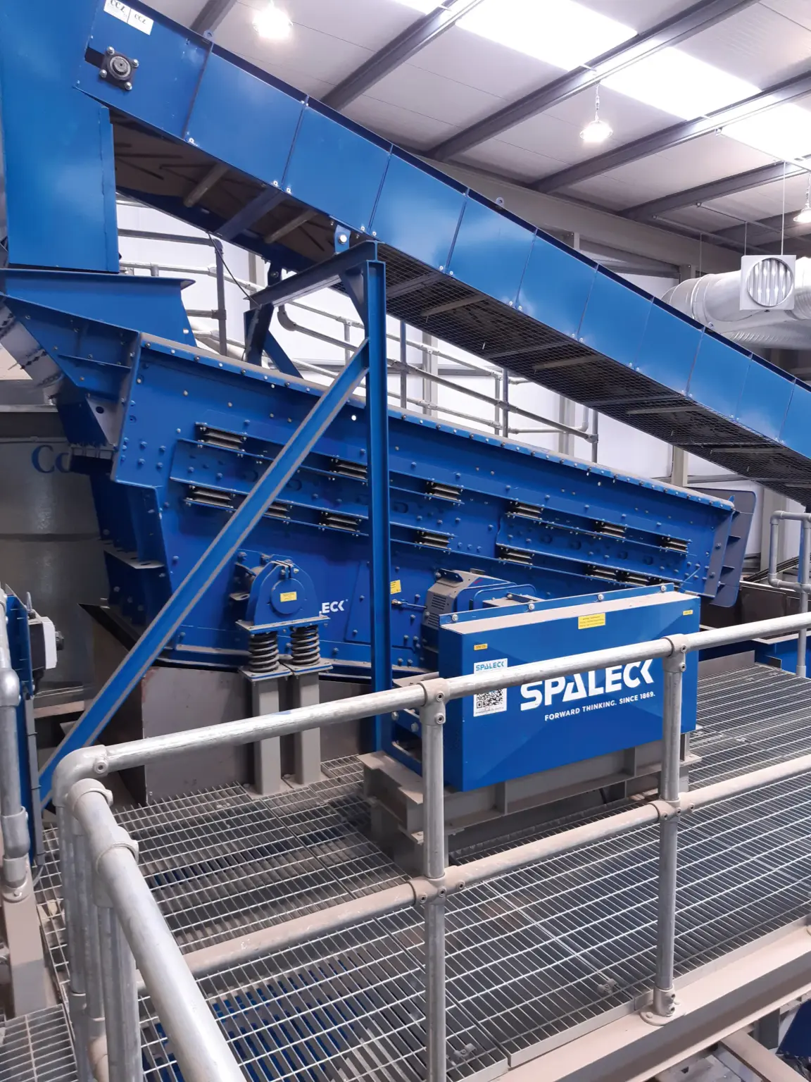 Spannwellensiebmaschine in Recyclinganlage für Kunststoffabfälle