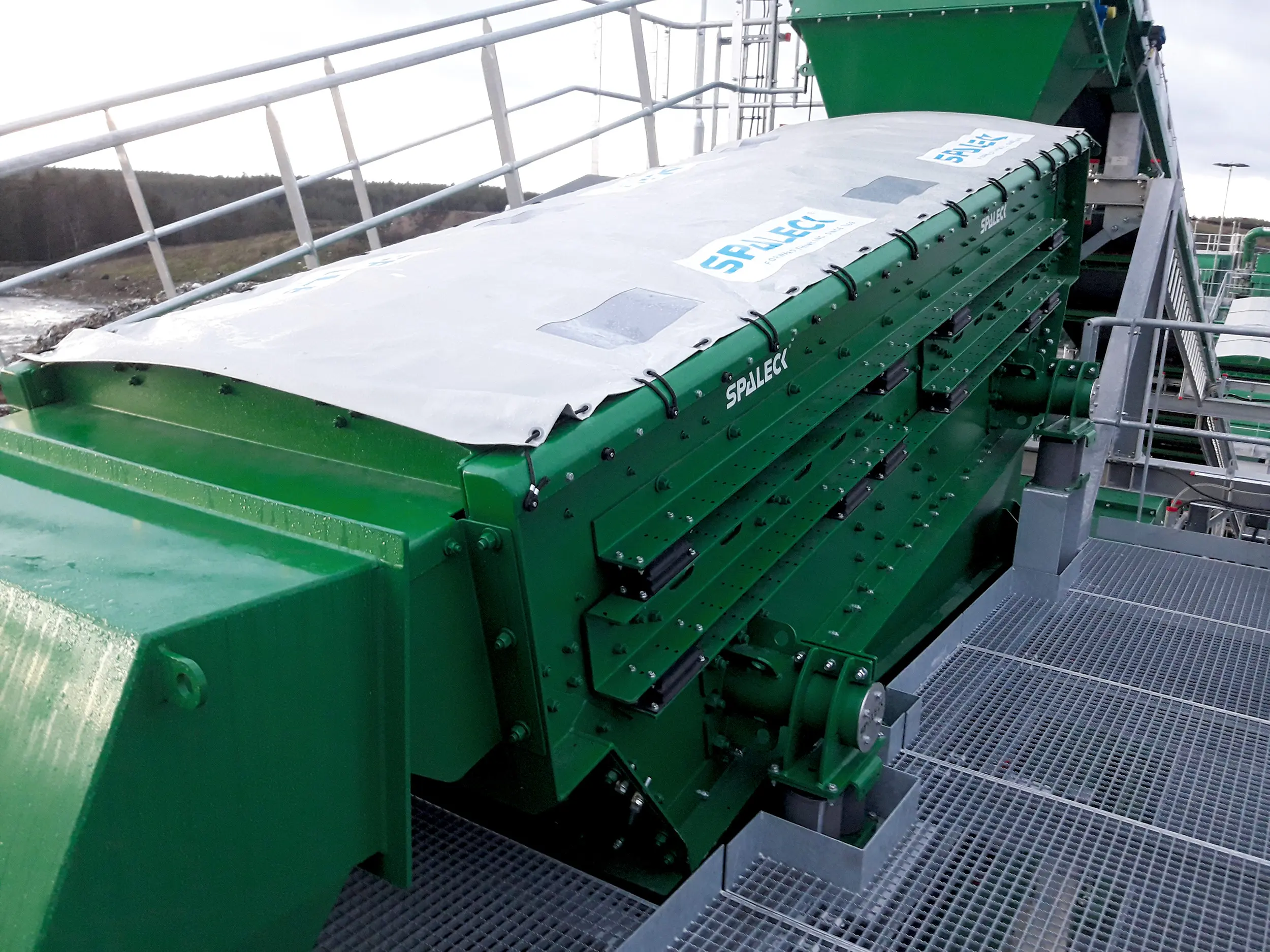 Flip Flow Spannwellensiebmaschine für Schlacke mit einer Abdeckung