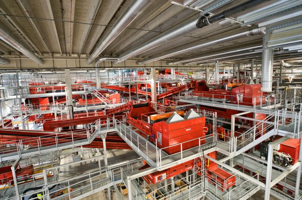 Hochmoderne Anlage für Hausmüllaufbereitung mit einer Jahreskapazität von 200.000 Tonnen. Insgesamt vier SPALECK Siebmaschinen übernehmen hier die Klassierung des Materials nach Größe.