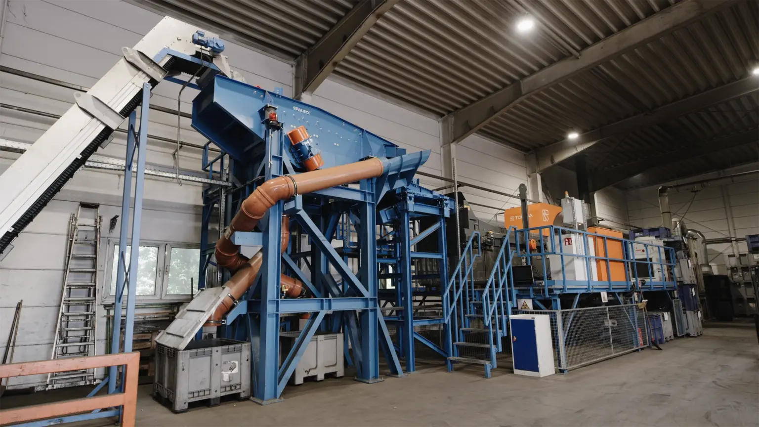SPALECK Siebmaschine im Batterierecycling - hier klassiert sie die Batterien exakt nach Größe, damit das nachfolgende Röntgensortiergerät diese nach Inhaltsstoffen sortieren kann