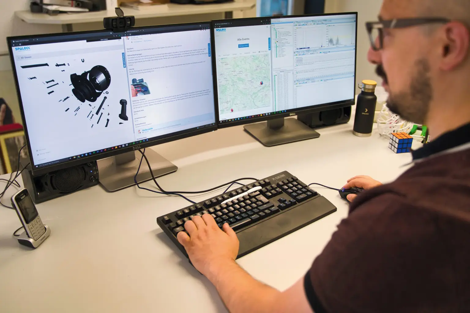 SPALECK Siebmaschinenexperte am Rechner mit dem SPALECK CONNECT System