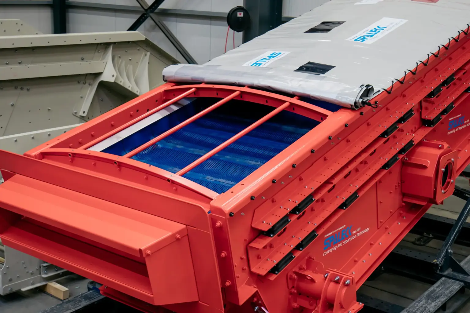 SPALECK Spannwellensiebmaschine mit der Seitenwandabdichtung FineSideCOVER.