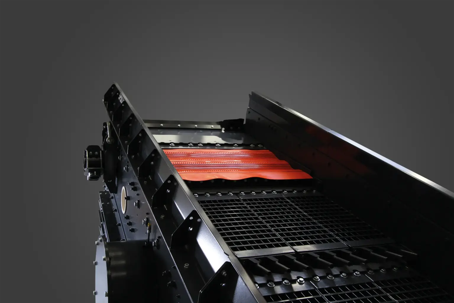 Detailfoto von einer SPALECK Spannwellenkassette, die optional vom Recyclingunternehmen selber flexibel in das Siebdeck eingebaut werden kann, um Feinanteile abzusieben.